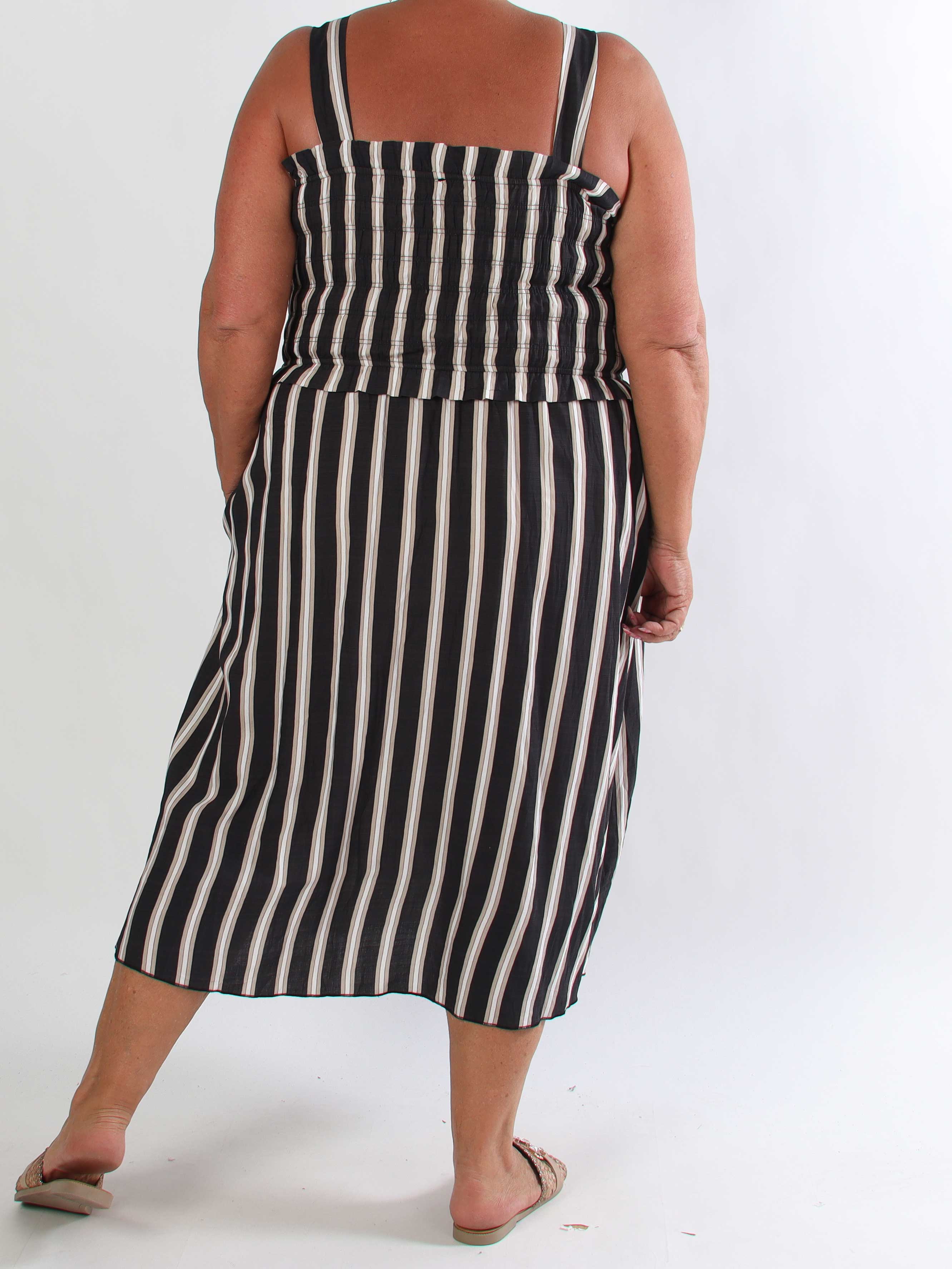 Marisol Stripe - Stribet plus size sommerkjole i viskose med smock henover brystet